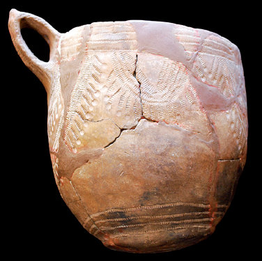 Vaso neolítico encontrado junto al enterramiento doble de la Cova de la Sarsa
